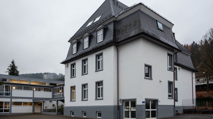 Die Grundschule in Altenhundem: Der zuständige Ausschuss stimmte jetzt den neuen Plänen zum Umbau...