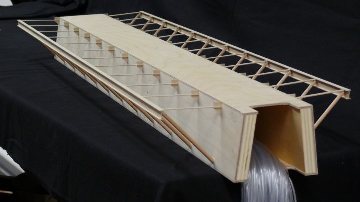 Ein einfaches Holzmodell reicht, um die Auswirkungen des Windes auf die Brücke in der Neubauphase...