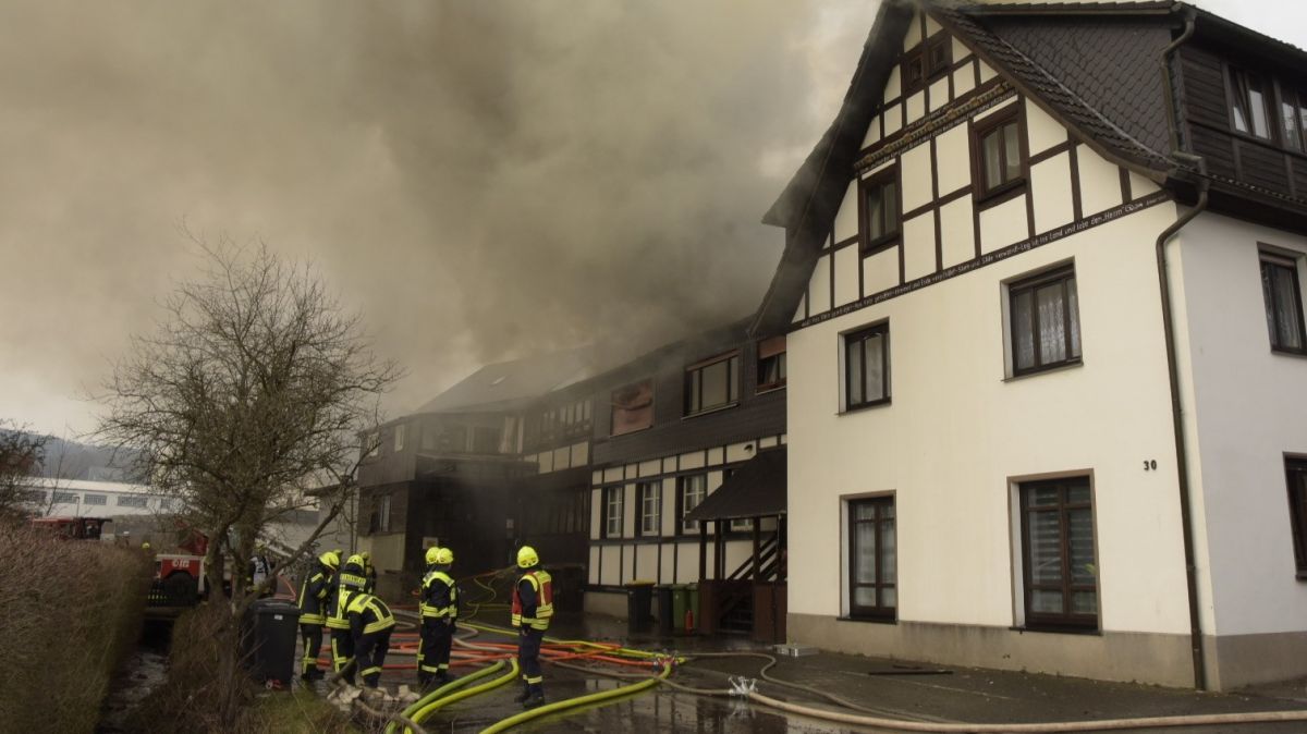 Ein Dachstuhlbrand in einem Wohn- und Geschäftshaus in Fretter sorgt am Mittwoch, 16. März, für einen Großeinsatz der Feuerwehr. von Nils Dinkel