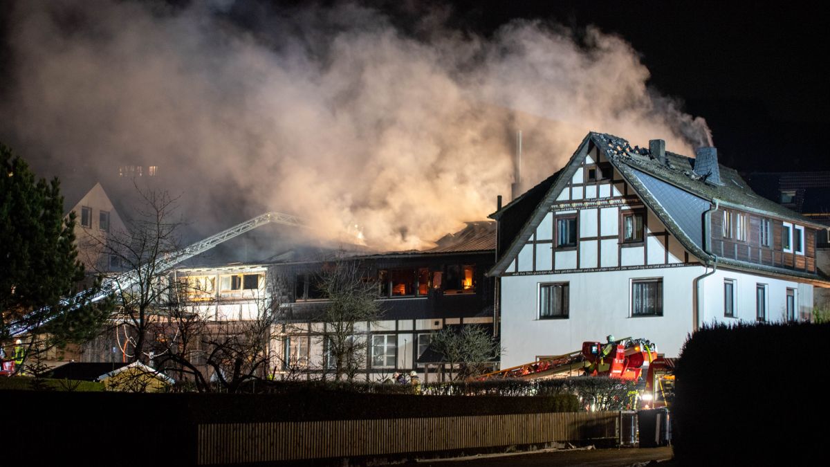Auch am Abend flackerten die Flammen im Gebäudeinneren auf. von Nils Dinkel