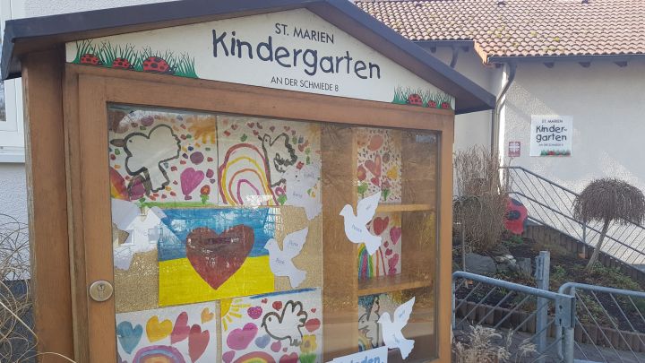 Die Kinder des St.-Marien-Kindergartens in Altenhundem beschäftigen sich mit dem Thema Frieden.