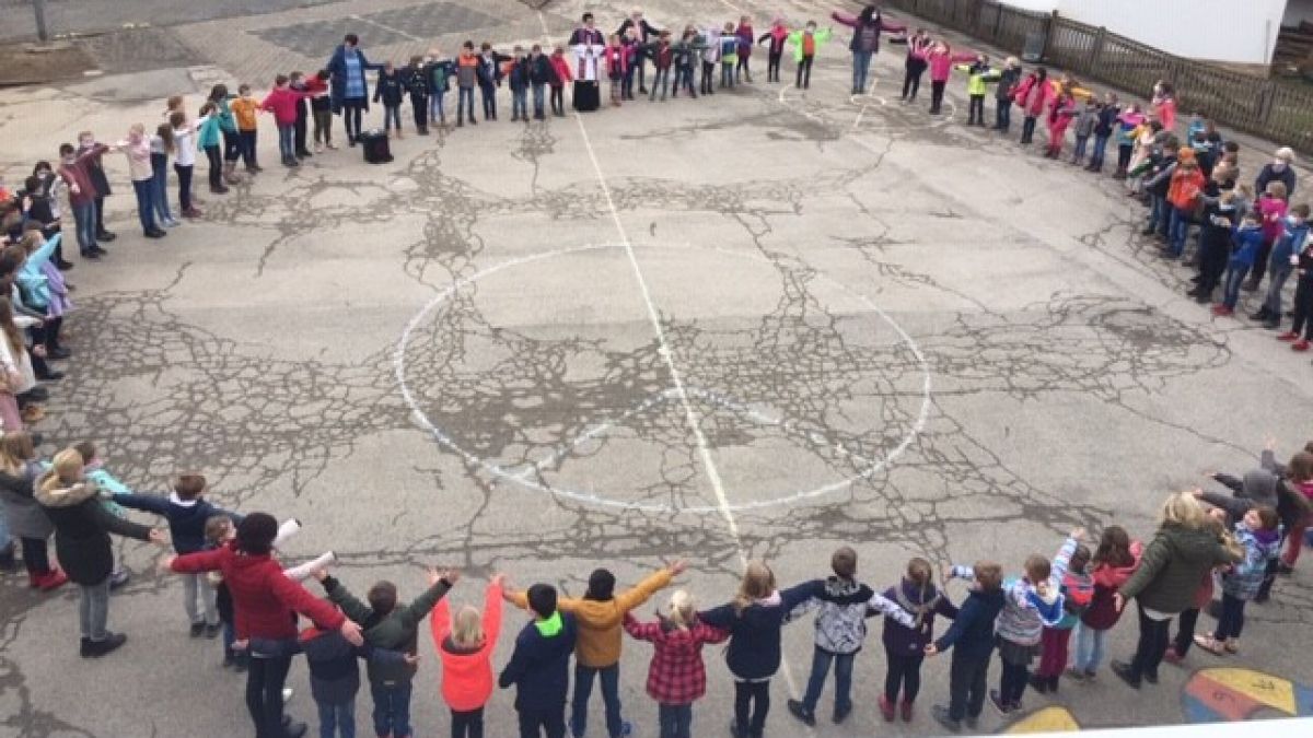 Auf dem Schulhof bildeten die Kinder einen Kreis um das Peace-Zeichen herum. von privat