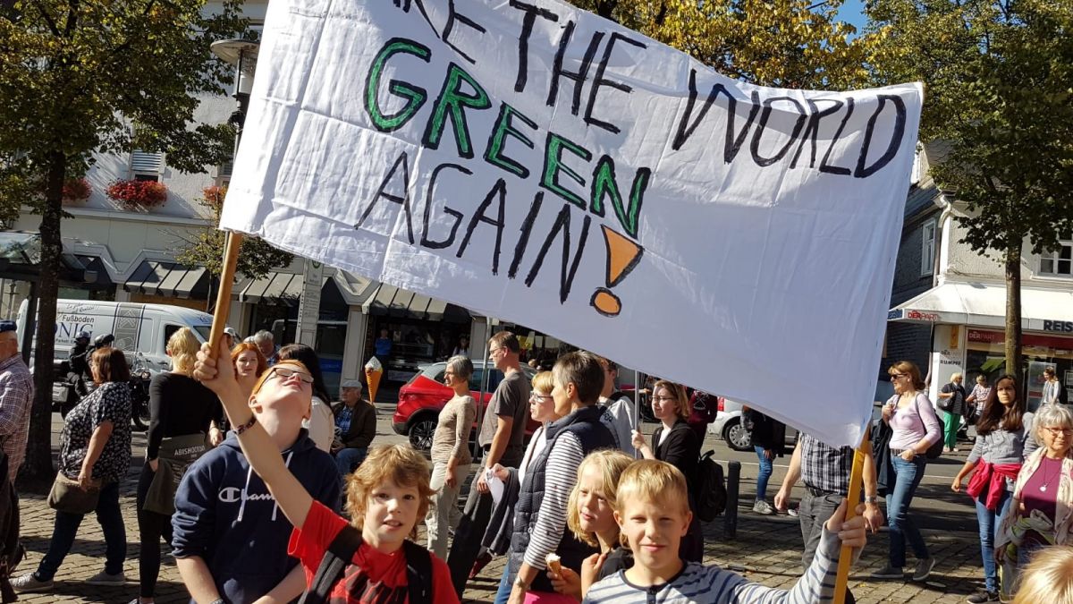 Fridays for future-Demo in Olpe am 20. September 2019. 300 Teilnehmer fordern auf dem Marktplatz mehr Klimaschutz. von Lukas Schrage