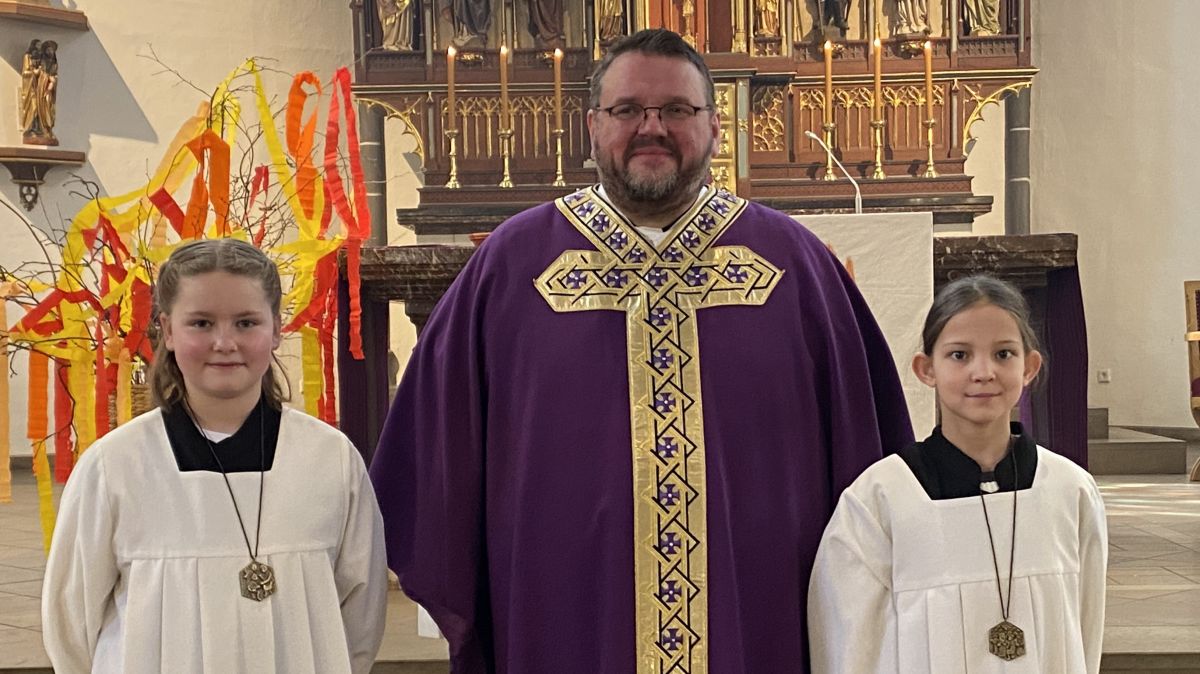 Pastor Markus Leber (Mitte) freut sich über die beiden neuen Messdienerinnen in der St.-Agatha-Gemeinde Altenhundem, Lya Schulte (l.) und Helena Gödde. von privat