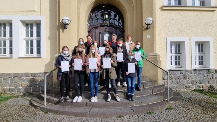 13 Schülerinnen und Schüler der Jahrgangsstufen 8 bis 11 des Städtischen Gymnasiums erhielten...