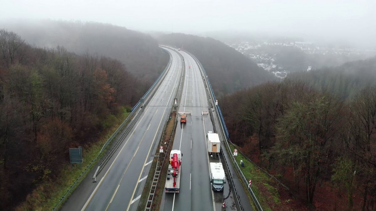Die gesperrte Talbrücke Rahmede der A 45. von Autobahn Westfalen