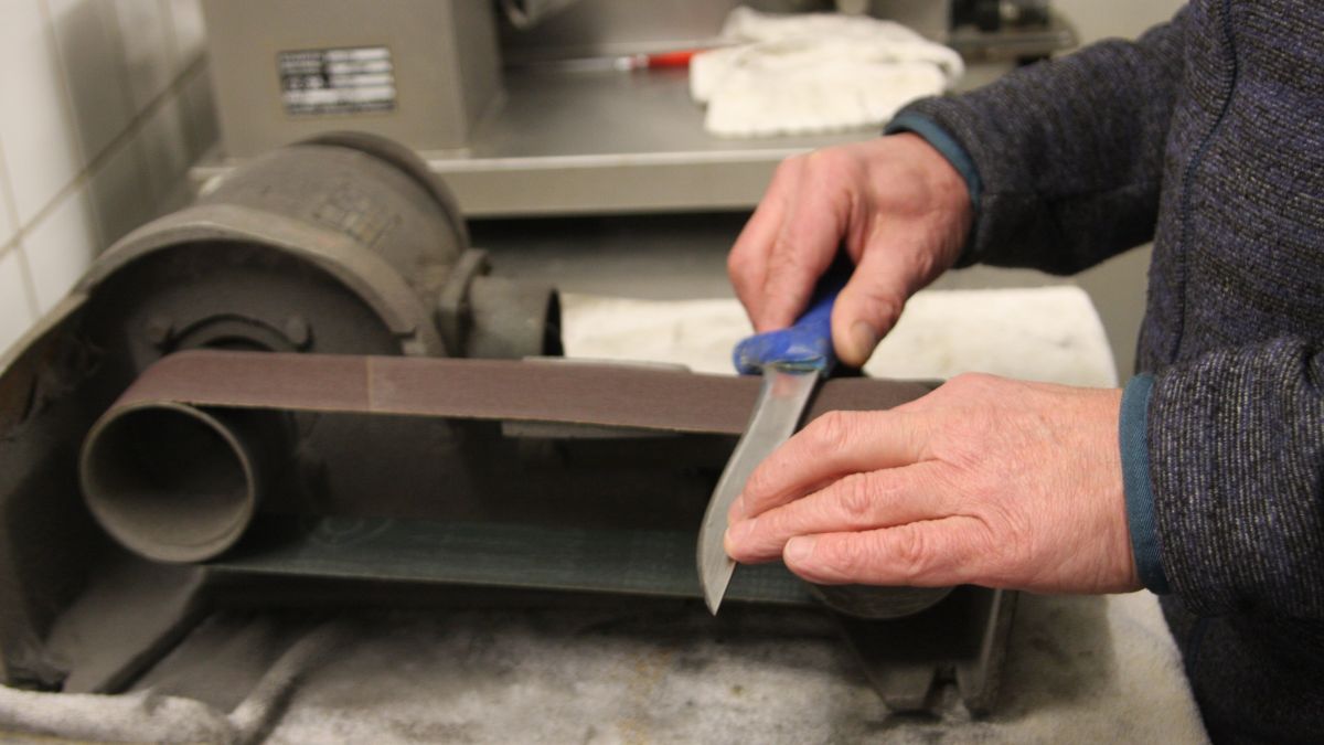 Auf dem Altenhundemer Wochenmarkt bietet Uli Rauchheld eine Messerschleif-Aktion an. von privat