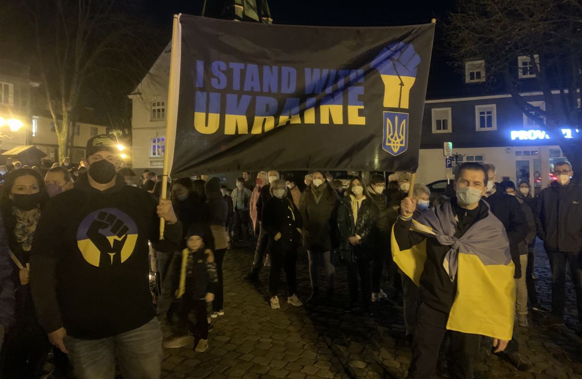 Etwa 350 Menschen beteiligten sich an der Friedenskundgebung auf dem Drolshagener Marktplatz und zeigten damit ihre Solidarität mit der Ukraine. von Annkathrin Baranek