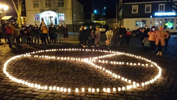 Etwa 350 Menschen beteiligten sich an der Friedenskundgebung auf dem Drolshagener Marktplatz und...