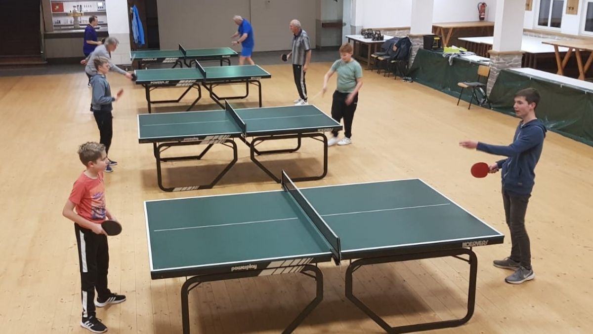 Immer donnerstags wird in der Schützenhalle Oberelspe Tischtennis gespielt. von privat