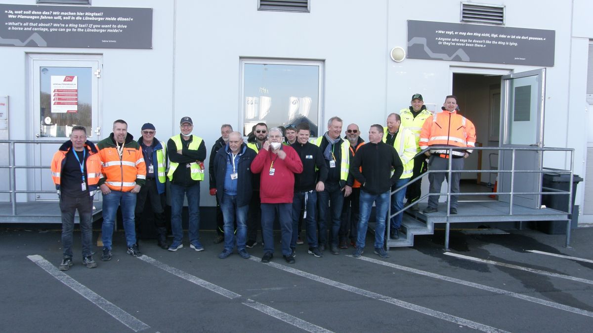 Ein Teil der Helfer im Fahrerlager am Nürburgring. von privat