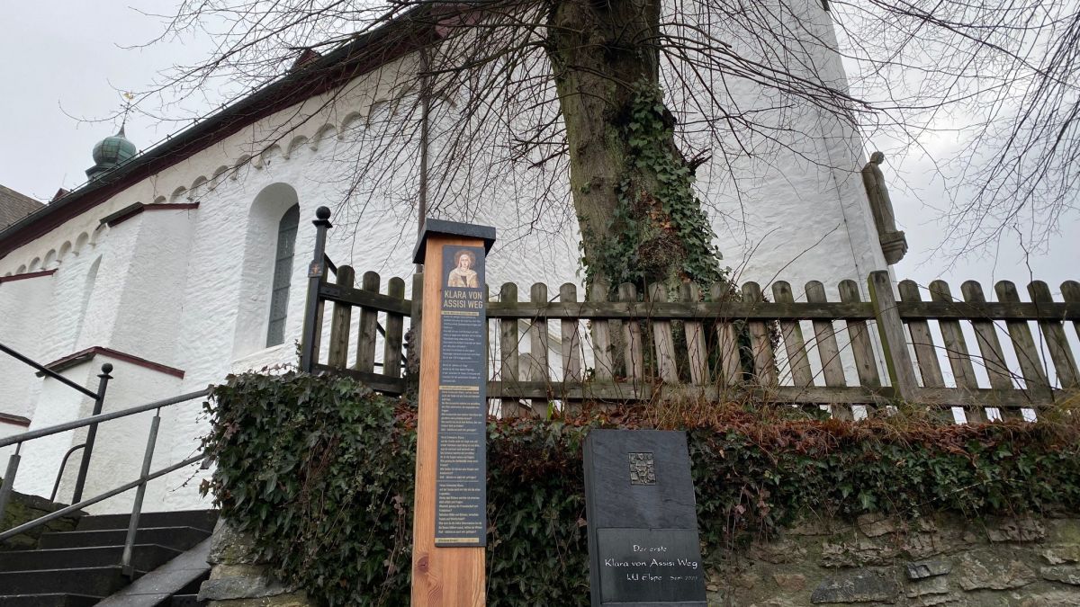 Die Anfangs-Stele unterhalb der Elsper Pfarrkirche. Am Samstag, 2. April, wird eine neue Stele auf dem Klara-von-Assisi-Weg eingeweiht. von Kerstin Sauer