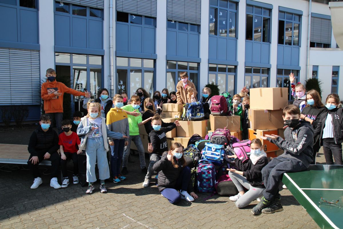 Die Schüler machten jede Menge Kartons für die Ukraine fertig. von privat