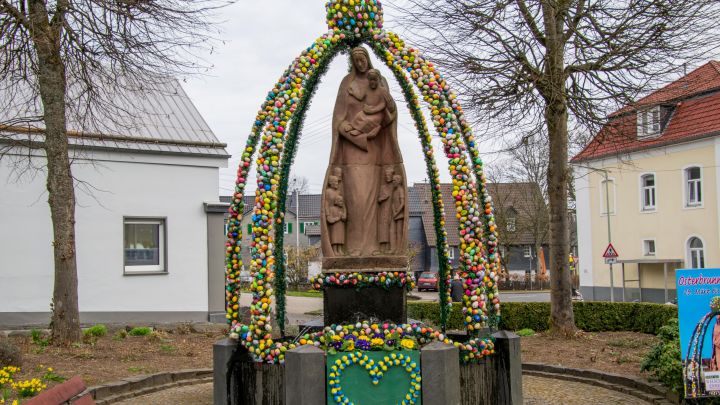 Der Osterbrunnen in Welschen Ennest wurde wieder feierlich eröffnet. 2.000 bunte Eier zieren ihn.