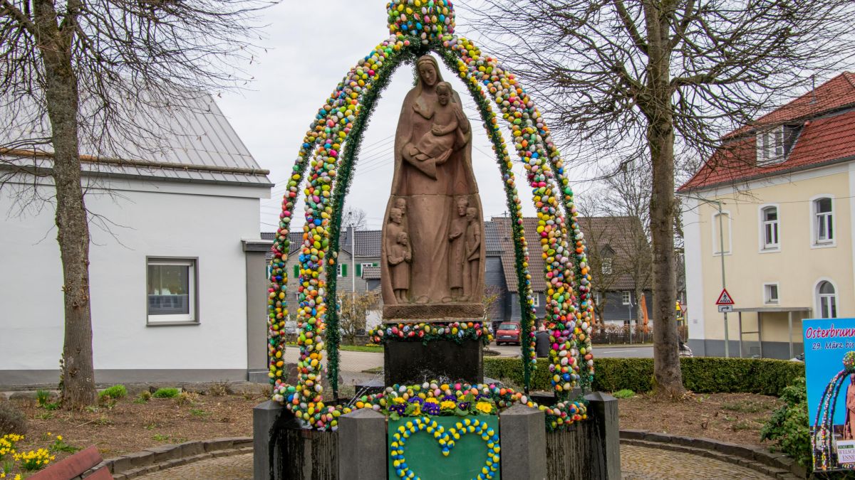 Der Osterbrunnen in Welschen Ennest wurde wieder feierlich eröffnet. 2.000 bunte Eier zieren ihn. von Tine Schmidt