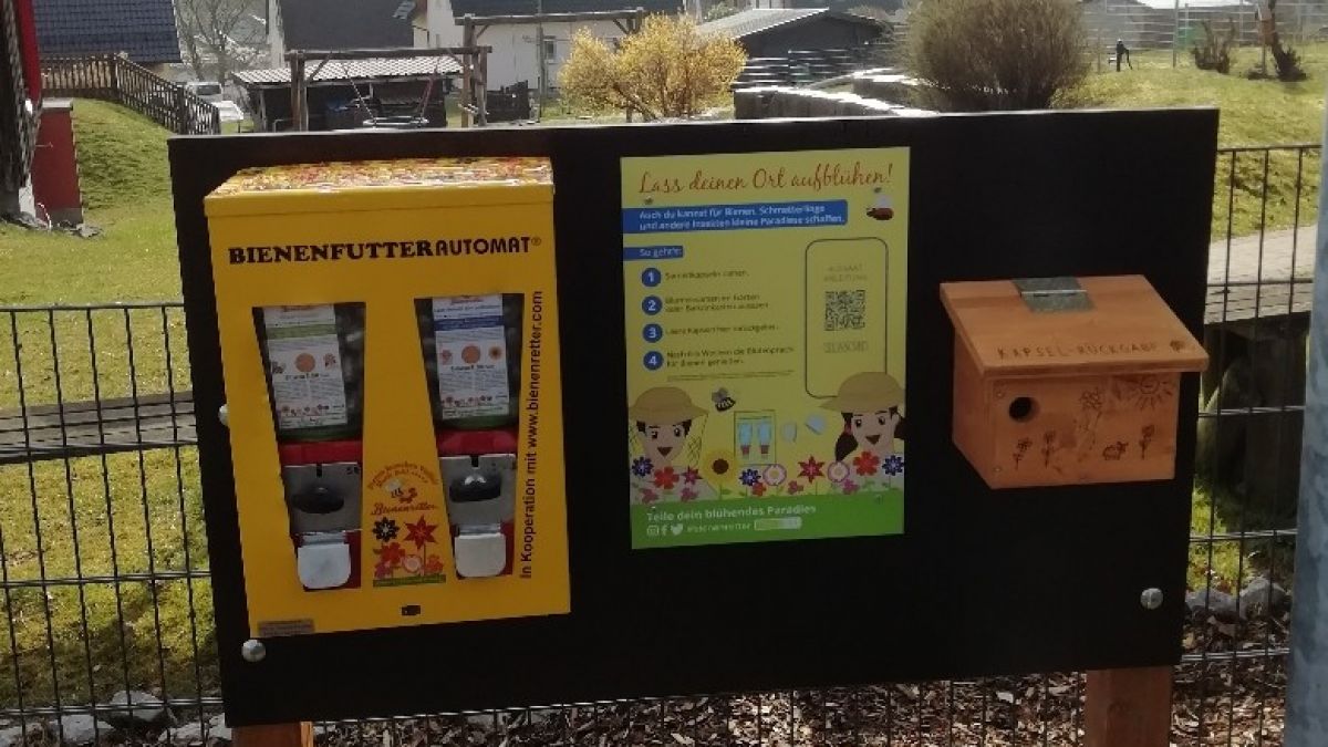 Der ausrangierte Kaugummi-Automat ist jetzt ein Bienenfutter-Automat. Er befindet sich am Montessori-Kinderhaus in Welschen Ennest. von privat