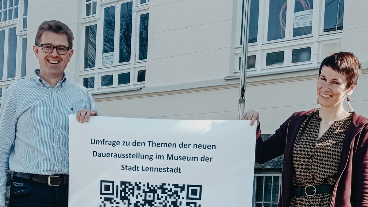 Martin Steinberg (links) und Antonia Krihl (rechts) zeigen, wie man seine Stimme abgeben kann für die Neukonzeption der Dauerausstellung. Dies geht unter anderem auch per QR-Code. von Stadt Lennestadt