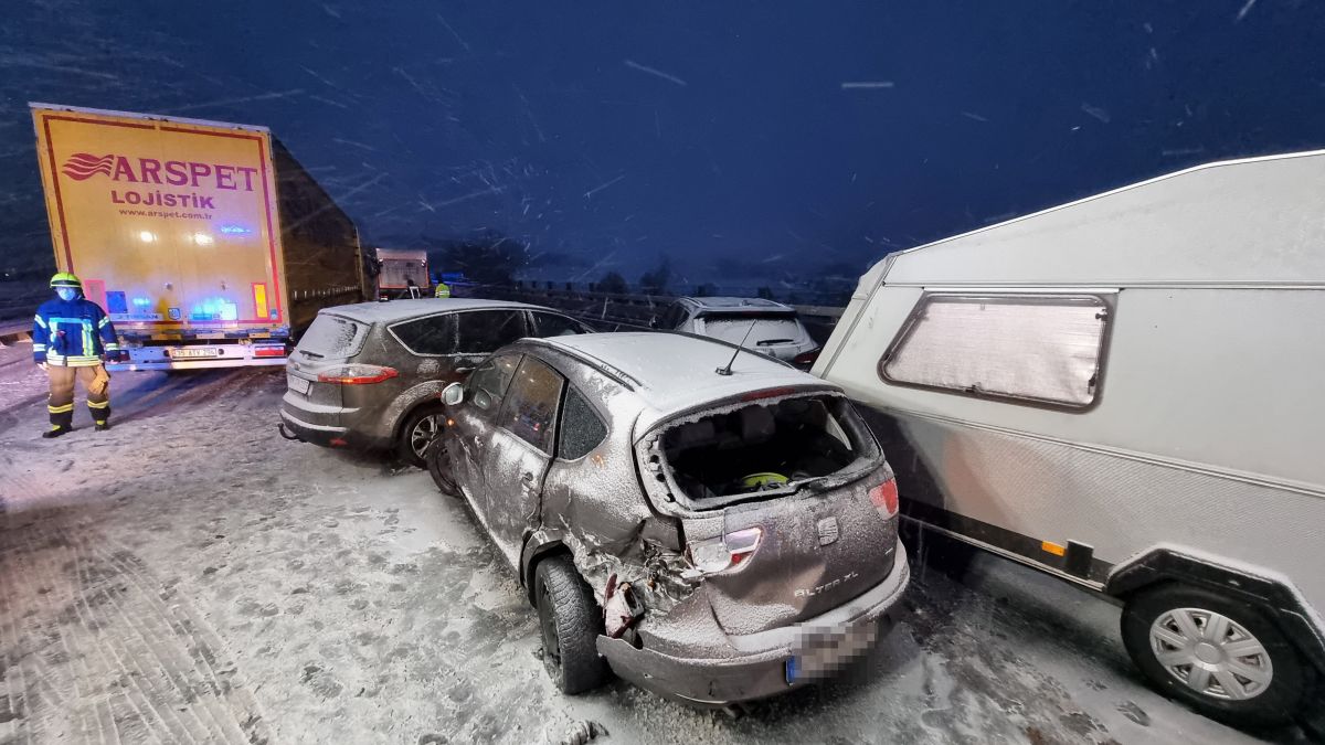 Mehrere Fahrzeuge sind auf der A 45 miteinander kollidiert. Vermutlich aufgrund von Glatteis. von Kai Osthoff