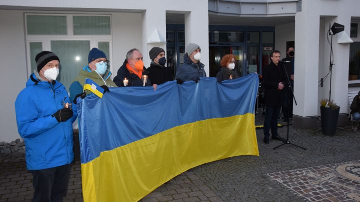 Auch die Vertreter des Rates der Gemeinde Wenden setzten mit der Fahne der Ukraine ein Zeichen für...