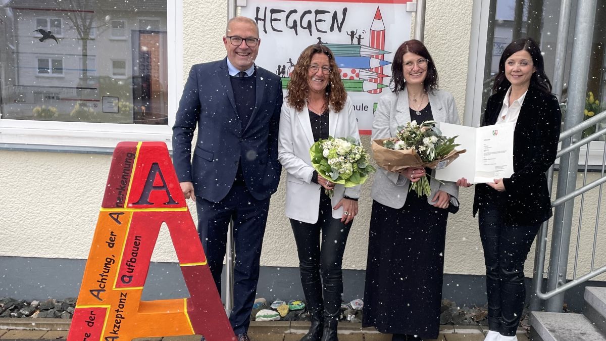 Schulrätin Britta Halbe (rechts) und Bürgermeister Achim Henkel gratulieren Verena Horn (Zweite von links) zur Ernennung zur Schulleiterin und Nicole Bicher zur Ernennung zur Konrektorin. von privat