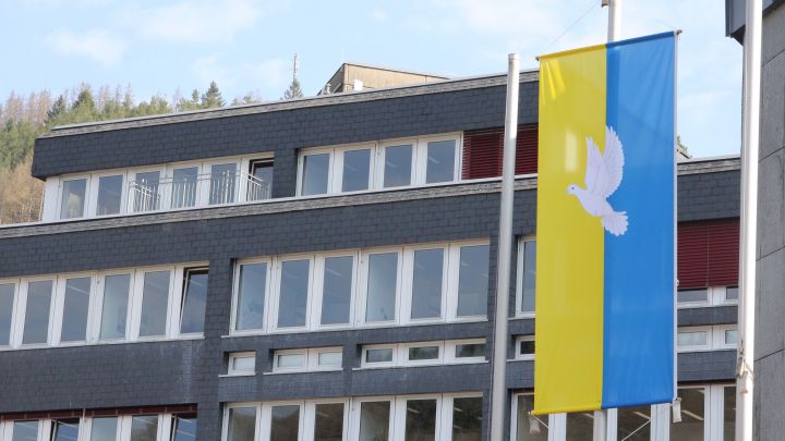 Vor dem Lennestädter Rathaus weht eine ukrainische Friedensflagge. Die Stadt hofft auch weiterhin...