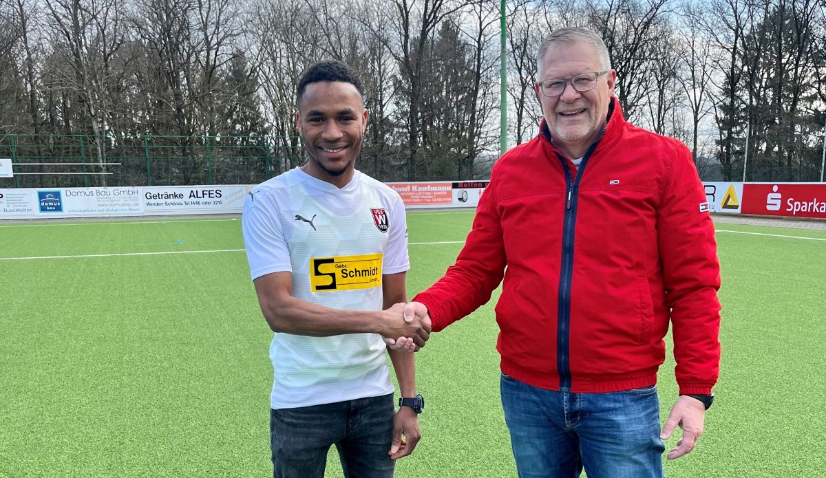 Christoph Clemens vom Ressort Spiel- und Trainingsbetrieb begrüßt Alhousene Bah. von VSV Wenden