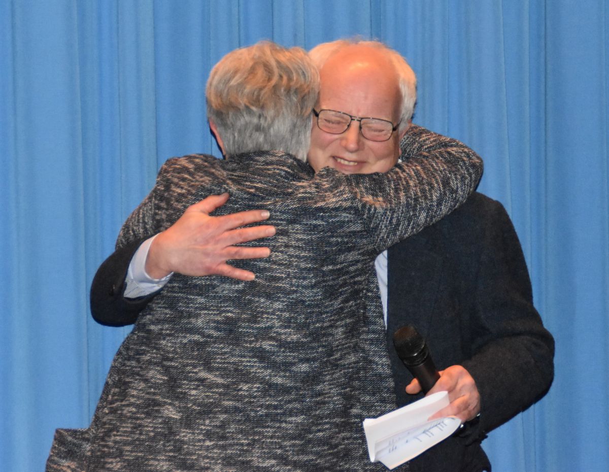 Pastor Ludger Wollweber gratuliert Edeltruad Wichtmann zur Auszeichnung. von Nicole Voss