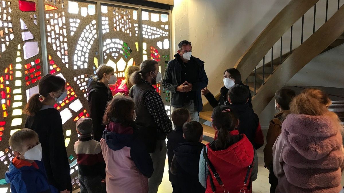 Jürgen Block und ehrenamtliche Dolmetscherin Galina Ebermann (Caritasverband Olpe) begrüßen die ukrainischen Kinder und ihre Begleitungen und zeigen das neue „Zuhause auf Zeit“ von privat