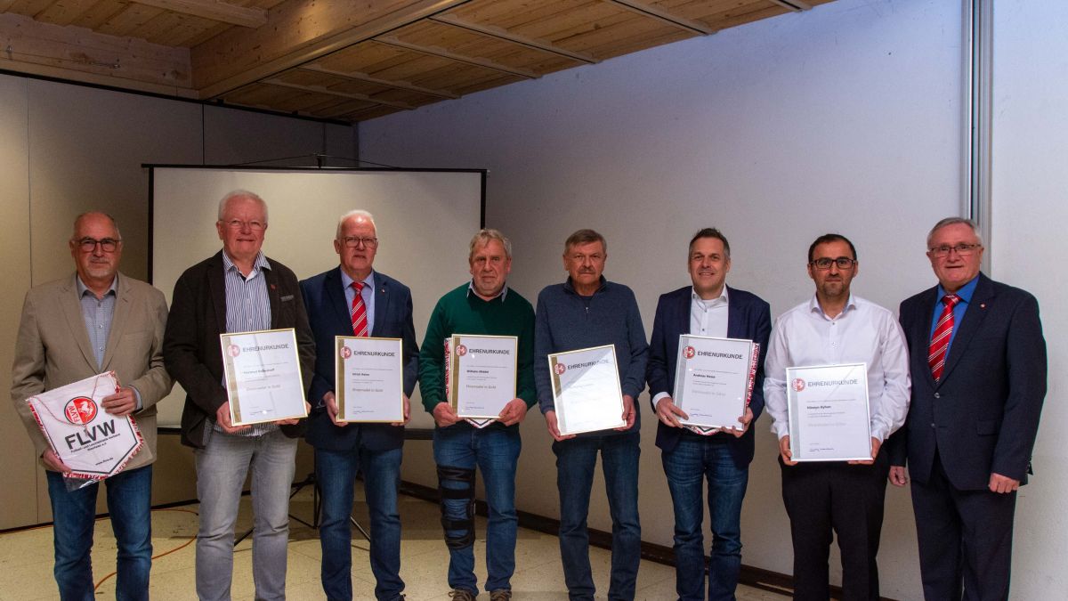Der FLVW Kreis Olpe hat beim Kreistag verdiente Mitglieder mit der Silbernen bzw. Goldenen Ehrennadel ausgezeichnet. von Nils Dinkel