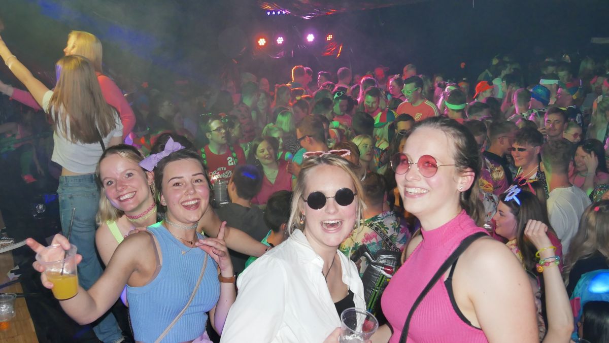 Trash Pop Party: Eurodance Hits und Neonfarben-Modenschau in Brachthausen