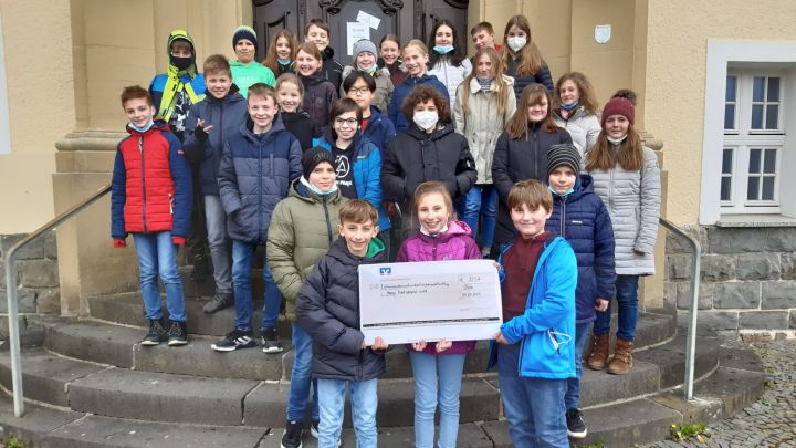 Die Klasse 6a mit dem Spendenscheck. 1.257 Euro sammelten die Kinder bei ihrer Aktion.