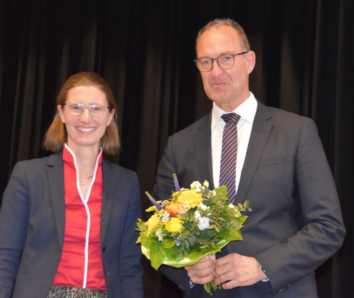 Kreisgeschäftsführerin Friederike Brodhun gratuliert Jochen Ritter zur Wiederwahl. von Nicole Voss