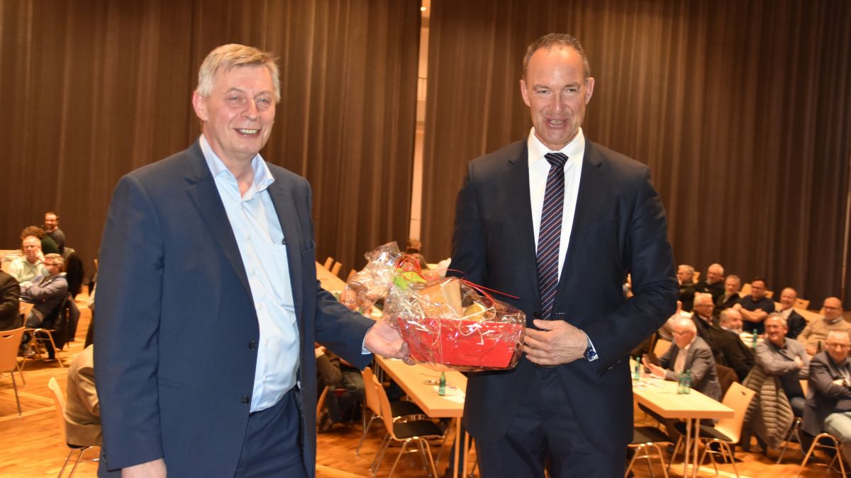 Der wiedergewählte CDU-Kreisvorsitzende Jochen Ritter (rechts), bedankt sich bei Bodo Löttgen,  Vorsitzender der CDU-Landtagsfraktion. von Nicole Voss