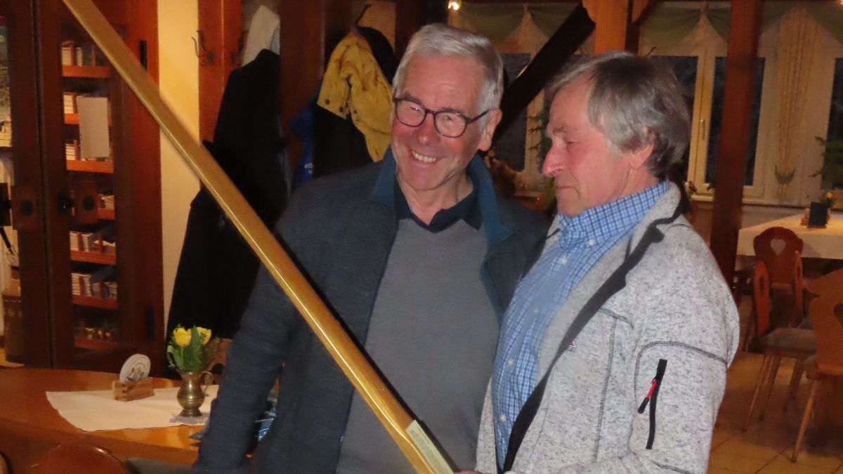 Stellvertretend für alle Skilangläufer überreichte Uli Rauchheld (TV Attendorn) den „Goldenen Ski“ an Peter Schöttes (rechts). von privat