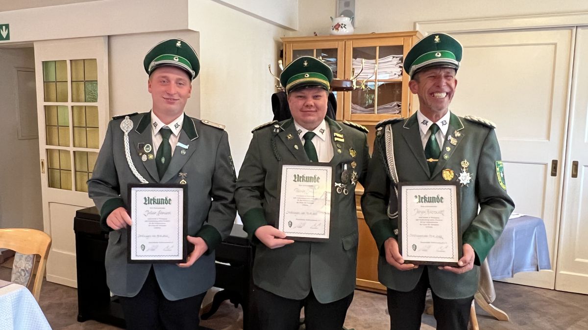 Julian Lehmann, Patrick Bruder und Jürgen Ackerschott (v.l.) wurden mit der ersten Ordensstufe des Sauerländer Schützenbundes für Verdienste geehrt. von privat