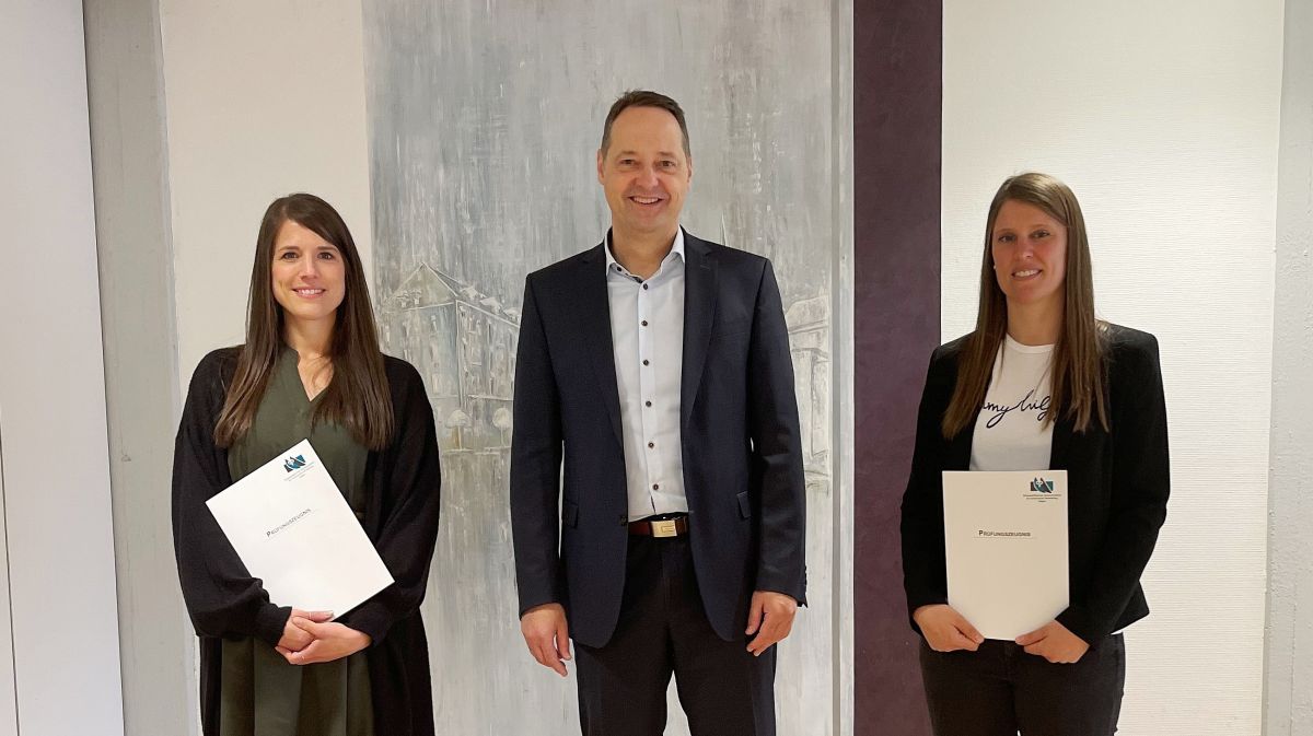Bürgermeister Peter Weber gratulierte Eva-Maria Zeppenfeld (links) und Julia Bast zur bestandenen Prüfung. Beide sind nun qualifizierte Verwaltungsfachwirtinnen. von privat