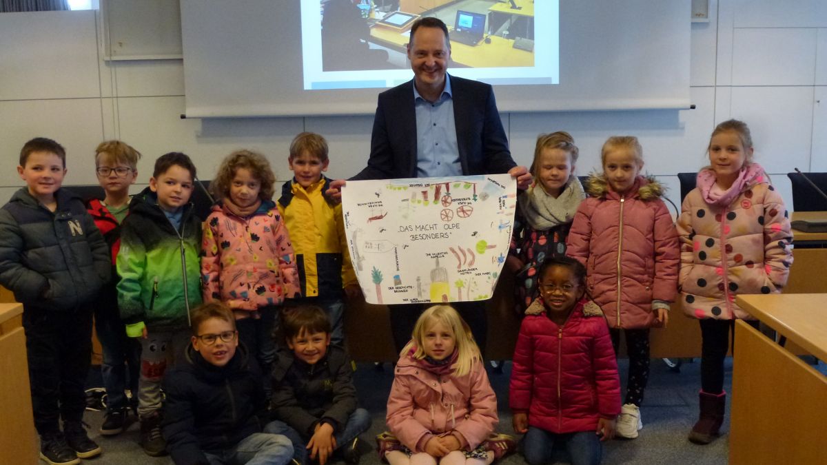 Im Rahmen des Projektes „Vom Globus bis nach Hause“ besuchten die Kinder des Dahler Spatzennestes Bürgermeister Peter Weber. von privat