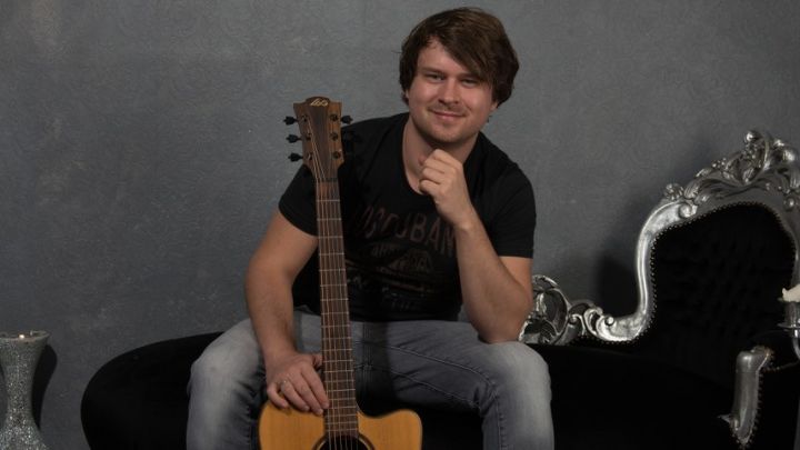 Fabian Bitter startet einen neuen Gitarrenkurs für Anfänger. Grundschulkinder, die sich schnell...