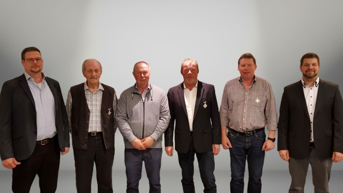 Einige Geehrte: Dirk Jürgens, Günther Mittelstädt, Ehrenmajor Heinz Schröder, Kaiser Ulrich Grebe, Fabian Gipperich, Major/1. Vorsitzender Benedikt Grebe (von links nach rechts). von privat