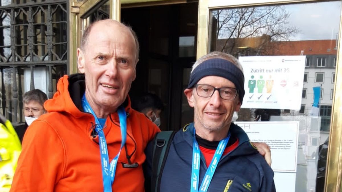 Fit wie ein Turnschuh: Wolfgang Teipel (links) und Frank Israel vom TV Attendorn konnten beim Marathonlauf in Hannover auf ganzer Linie überzeugen. von privat