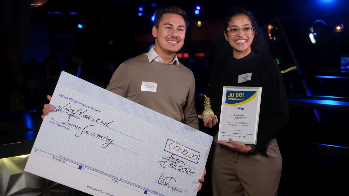 Das Siegerteam des JU DO!-Gründerwettbewerbs 2021: „Innofarming“ – Timo Visestamkul und Charleen Ayelou. von Carsten Schmale