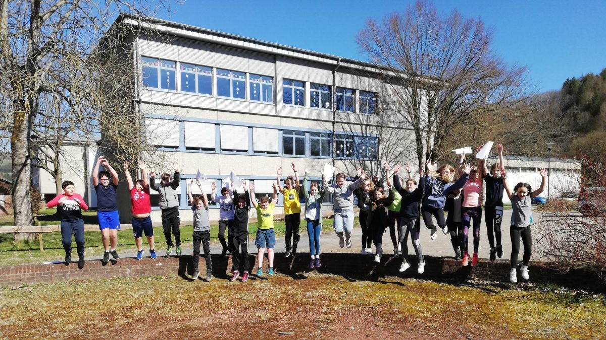 Die GymSL-Schüler waren mit ihrer Laufleistung zufrieden. Eltern, Freunde und Bekannte sponsorten den Lauf. Das Geld kommt nun der Ukraine zugute. von privat