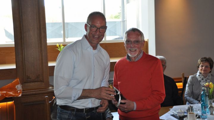 MdL Jochen Ritter überreichte Klaus Böckeler zum Abschied eine seltene Flasche Wein.