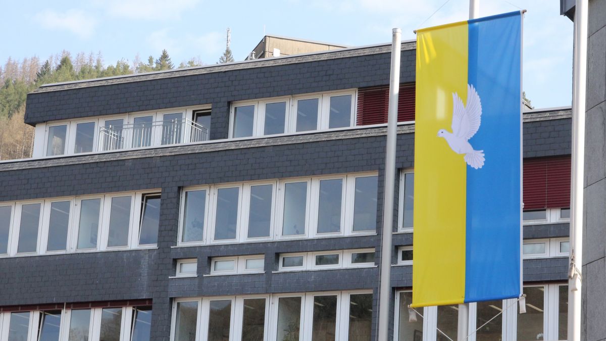 Ukraine-Fahne am Rathaus, Altenhundem von Jule Schild