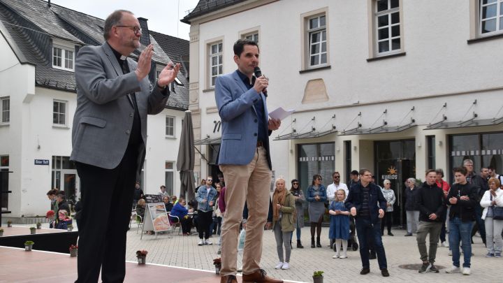 Auch Dechant Andreas Neuser (l.) und Bürgermeister Christian Pospischil applaudierten den...