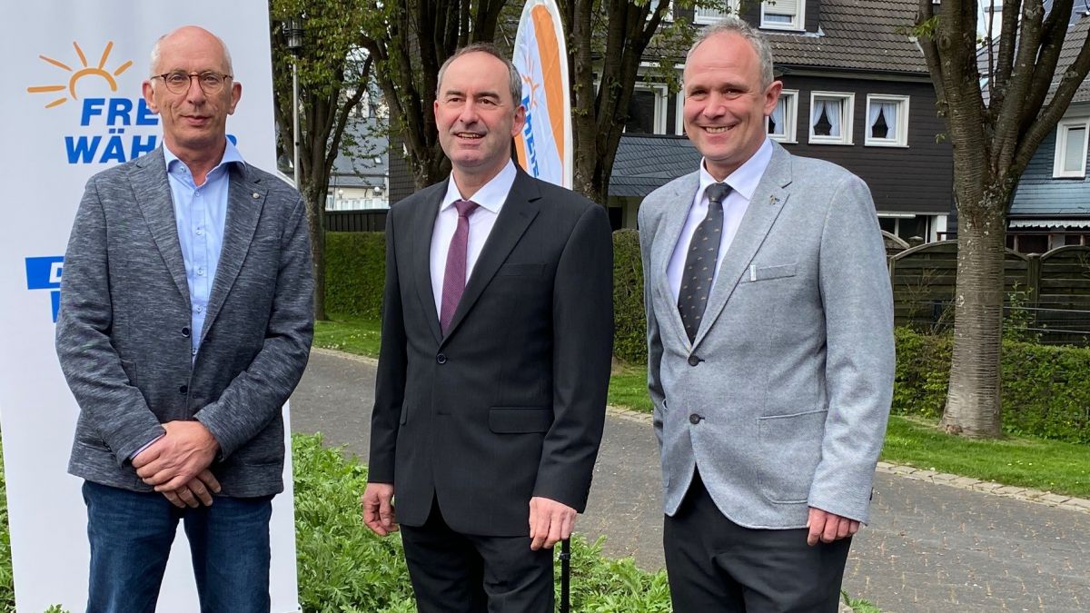 Meinolf Schmidt (Vorsitzender UWG-Kreistagsfraktion), Hubert Aiwanger und Direktkandidat Thorsten Scheen (von links). von privat