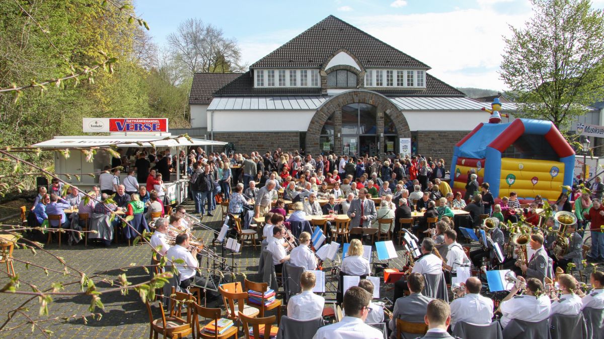 Der Musikverein Grevenbrück lädt Einheimische und Besucher ein, gemeinsam den Wonnemonat Mai zu begrüßen. von privat