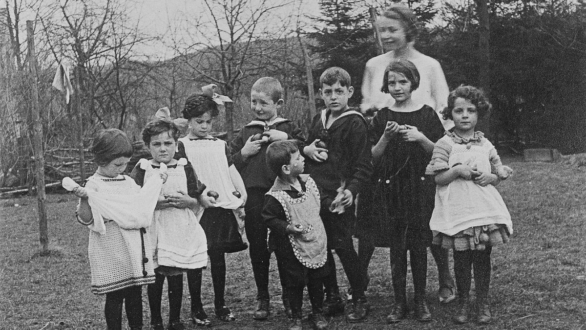 Jüdischer Alltag in Attendorn 1924. Die Kinder der Familie Ursell und Roger beim Eiersuchen an Ostern. von Bildarchiv Hartmut Hosenfeld