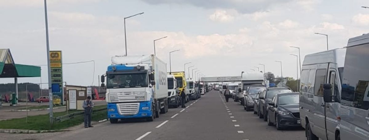 Lange Fahrzeugschlangen an der ukrainisch-polnischen Grenze. von privat