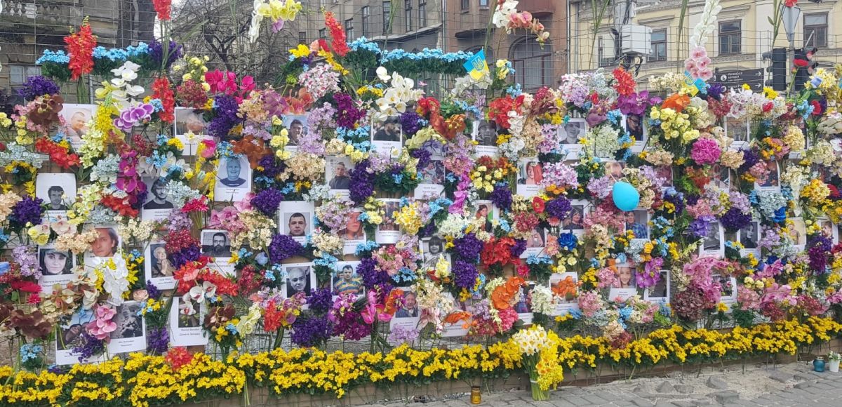 Ein ergreifender Anblick: Eine Wand in Lemberg ist mit Blumen und Fotos von Menschen gefüllt, die im Krieg gestorben sind. von privat